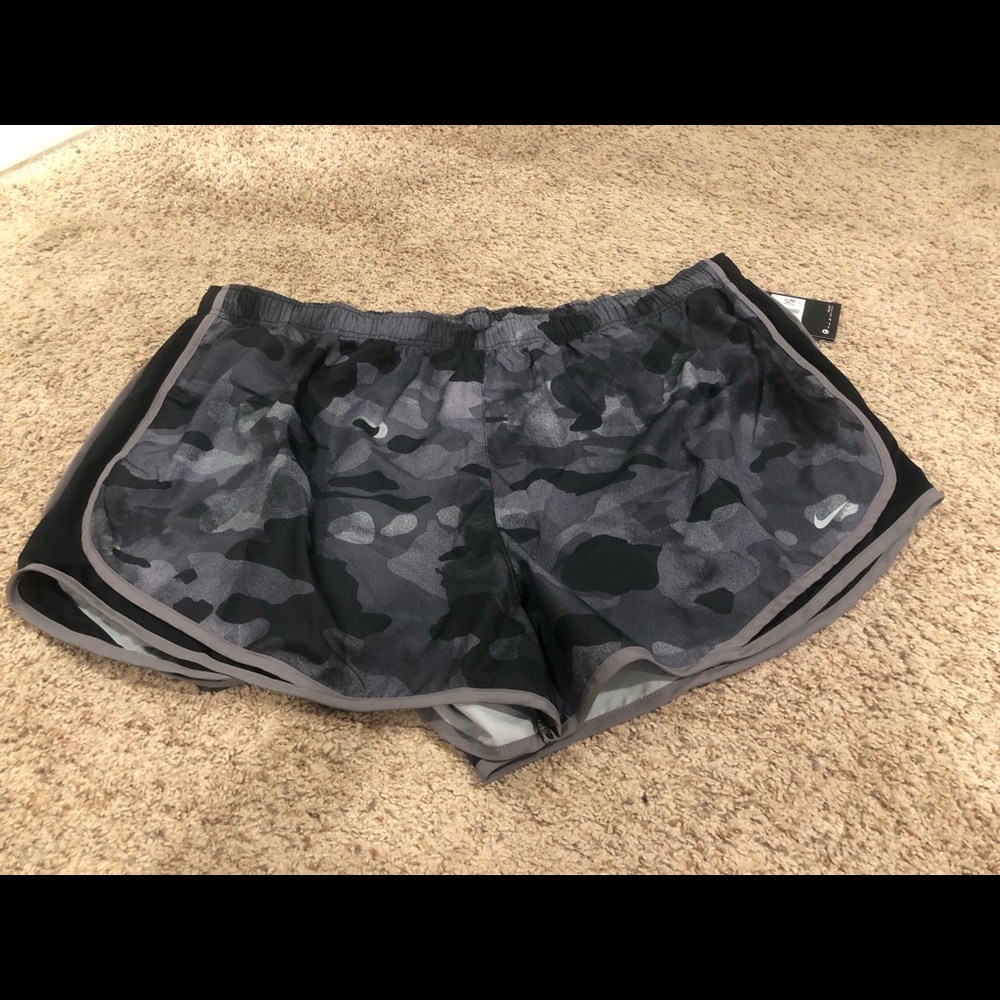 NWT Nike Women’s Size 1X Camo Shorts